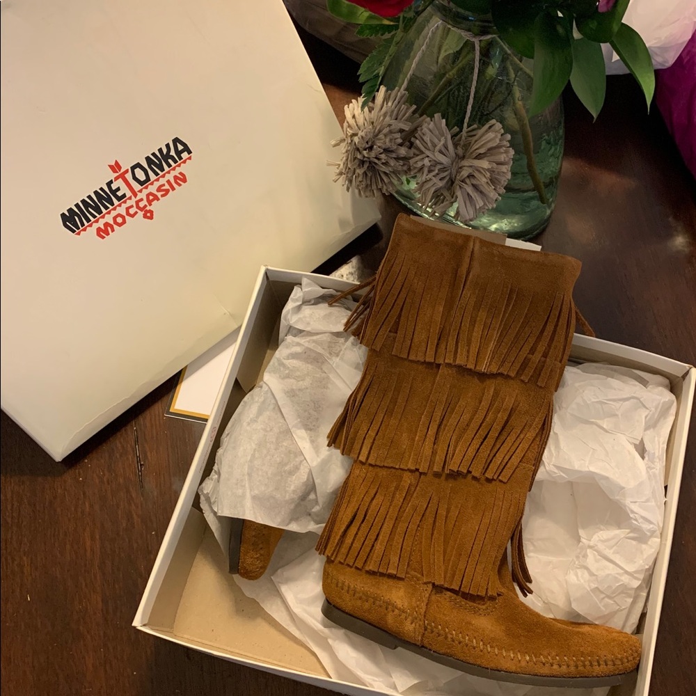 Minnetonka women’s calf hi 3layer fringe boot